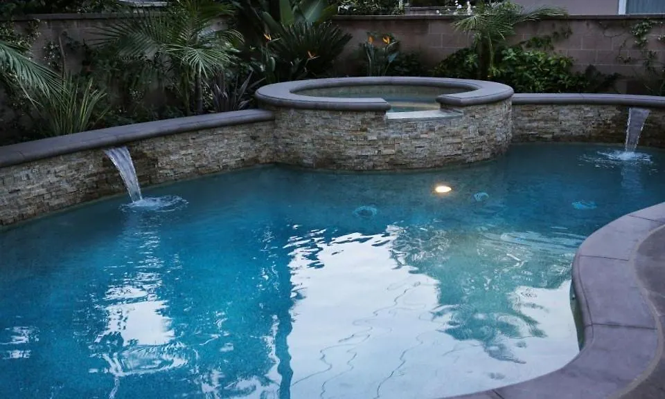 Spectacular 5 Bedroom, 4 Bath Pool Home Near Disney Anaheim Сasa de vacaciones