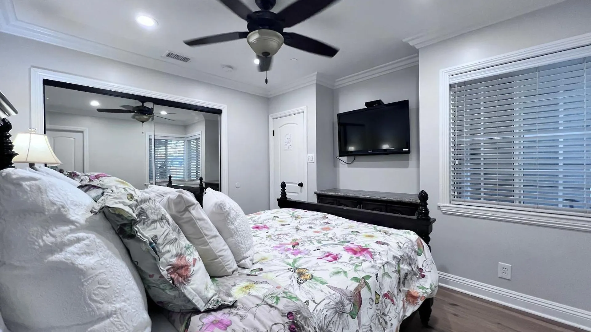 Spectacular 5 Bedroom, 4 Bath Pool Home Near Disney Anaheim