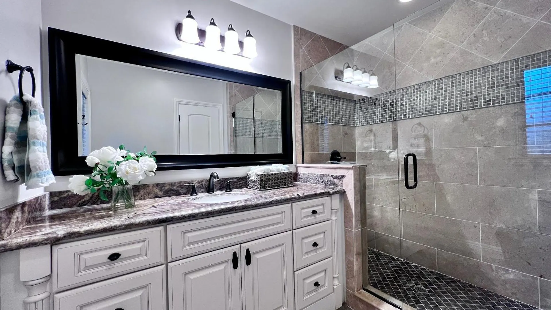 Spectacular 5 Bedroom, 4 Bath Pool Home Near Disney Anaheim 0*,