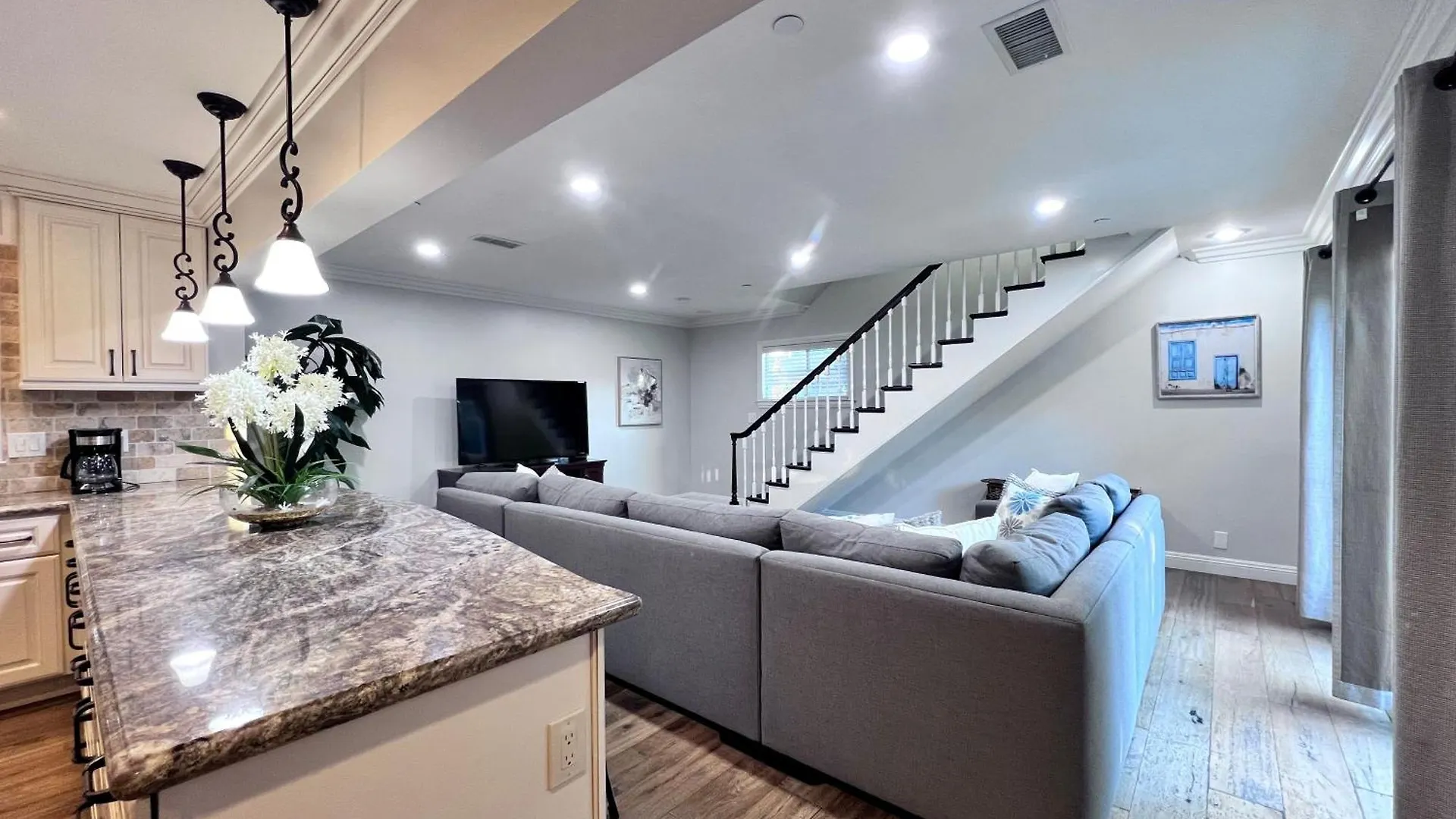 Spectacular 5 Bedroom, 4 Bath Pool Home Near Disney Anaheim 0*,
