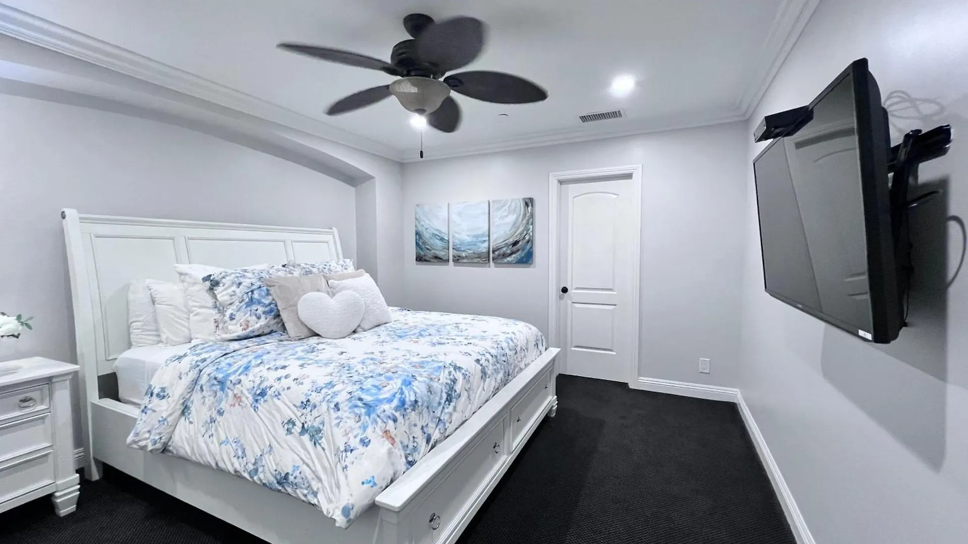 Spectacular 5 Bedroom, 4 Bath Pool Home Near Disney Anaheim Сasa de vacaciones