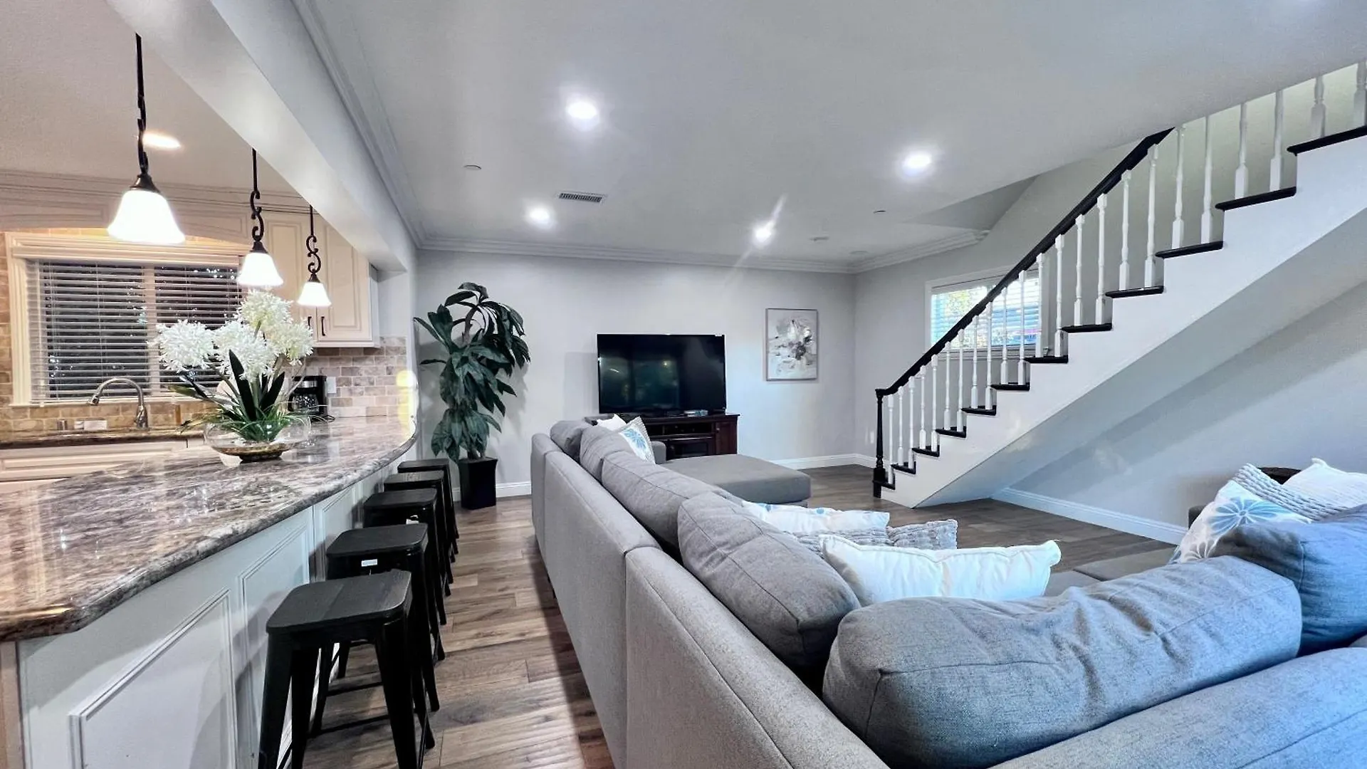 Spectacular 5 Bedroom, 4 Bath Pool Home Near Disney Anaheim