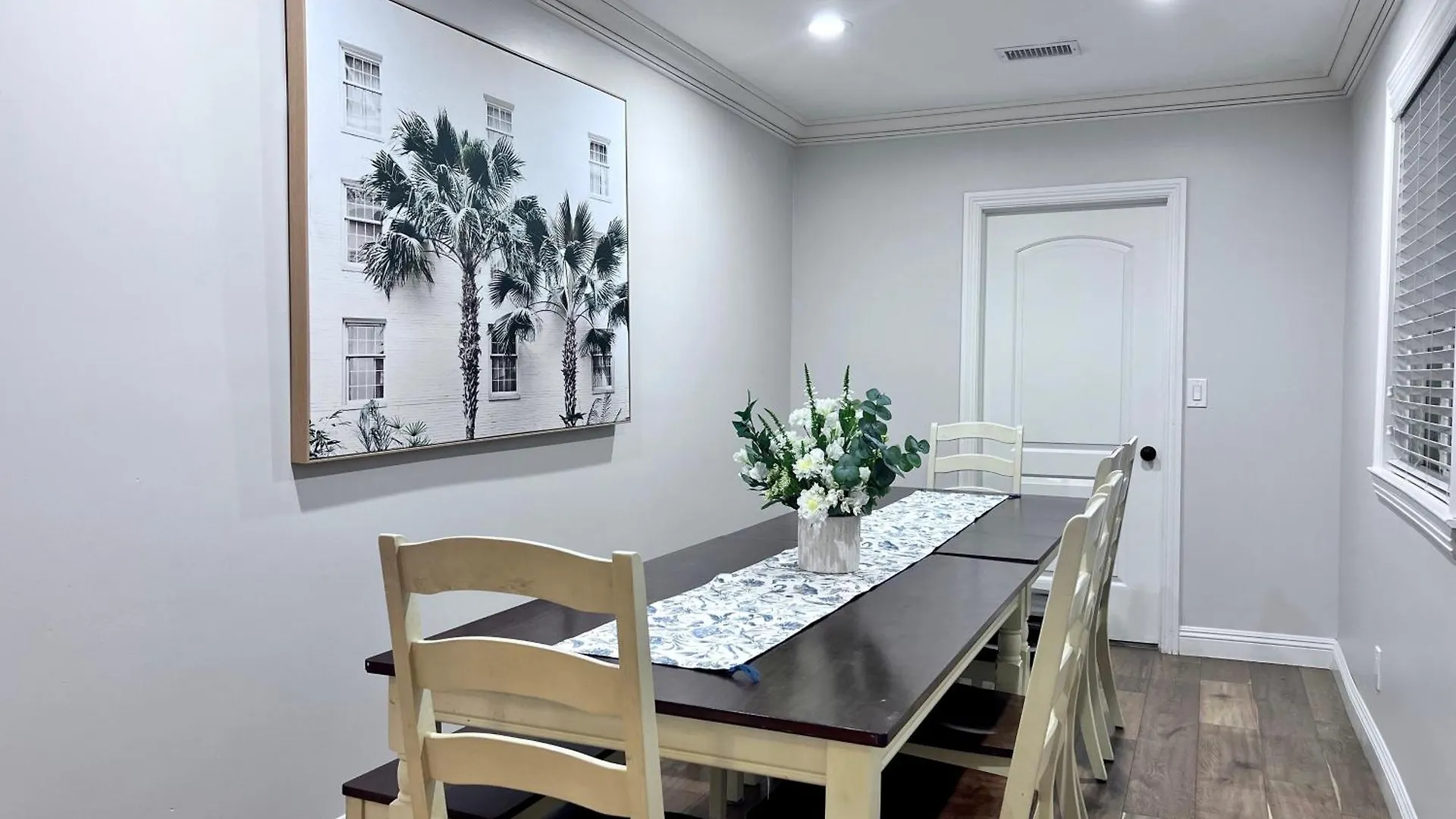 Spectacular 5 Bedroom, 4 Bath Pool Home Near Disney Anaheim Сasa de vacaciones